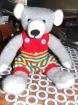 Reizender TEDDYBÄR mit lustig gestreifter Latzhose Handarbeit Neu